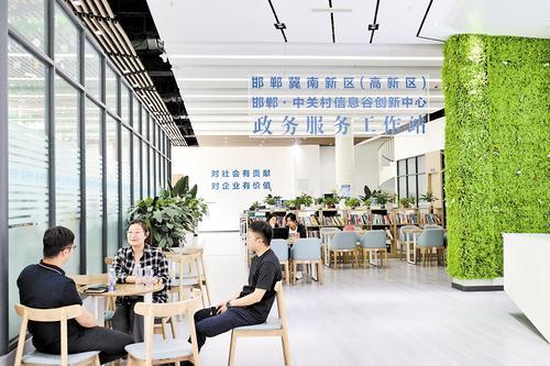 5月14日，在邯郸·中关村信息谷创新中心，工作人员（左一）正在与客户洽谈业务。 本报记者 贾 楠摄