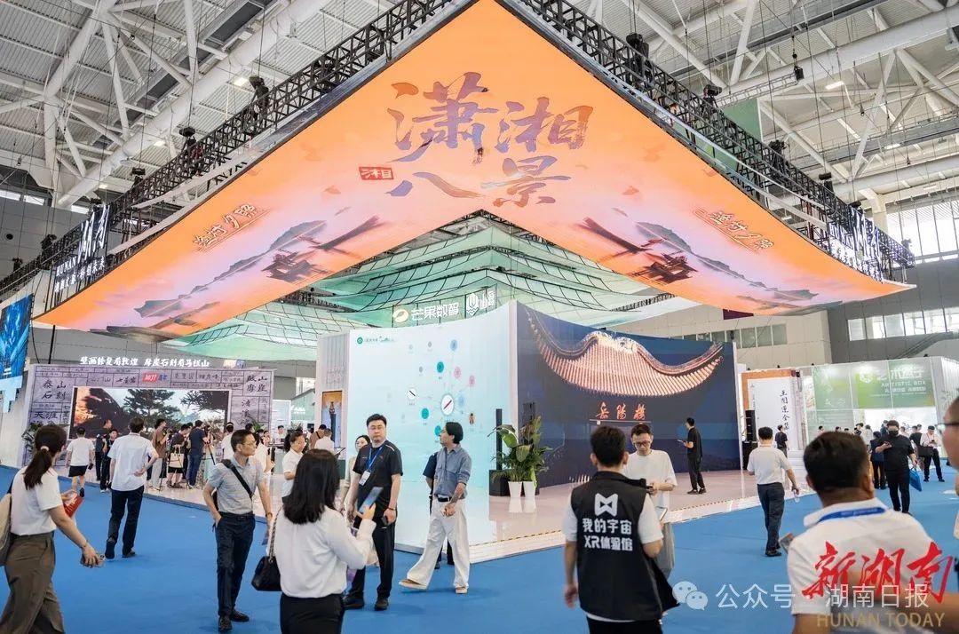 第二十一届中国(深圳)国际文化产业博览交易会湖南展馆,飞檐上经AIGC技术复原的“潇湘八景”数字画卷恢弘大气。