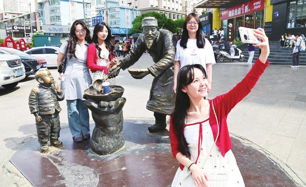 市民在西单商场门前“热冬果”雕塑前打卡留念　本版图片由新甘肃&middot;甘肃经济日报记者　瞿娟　摄
