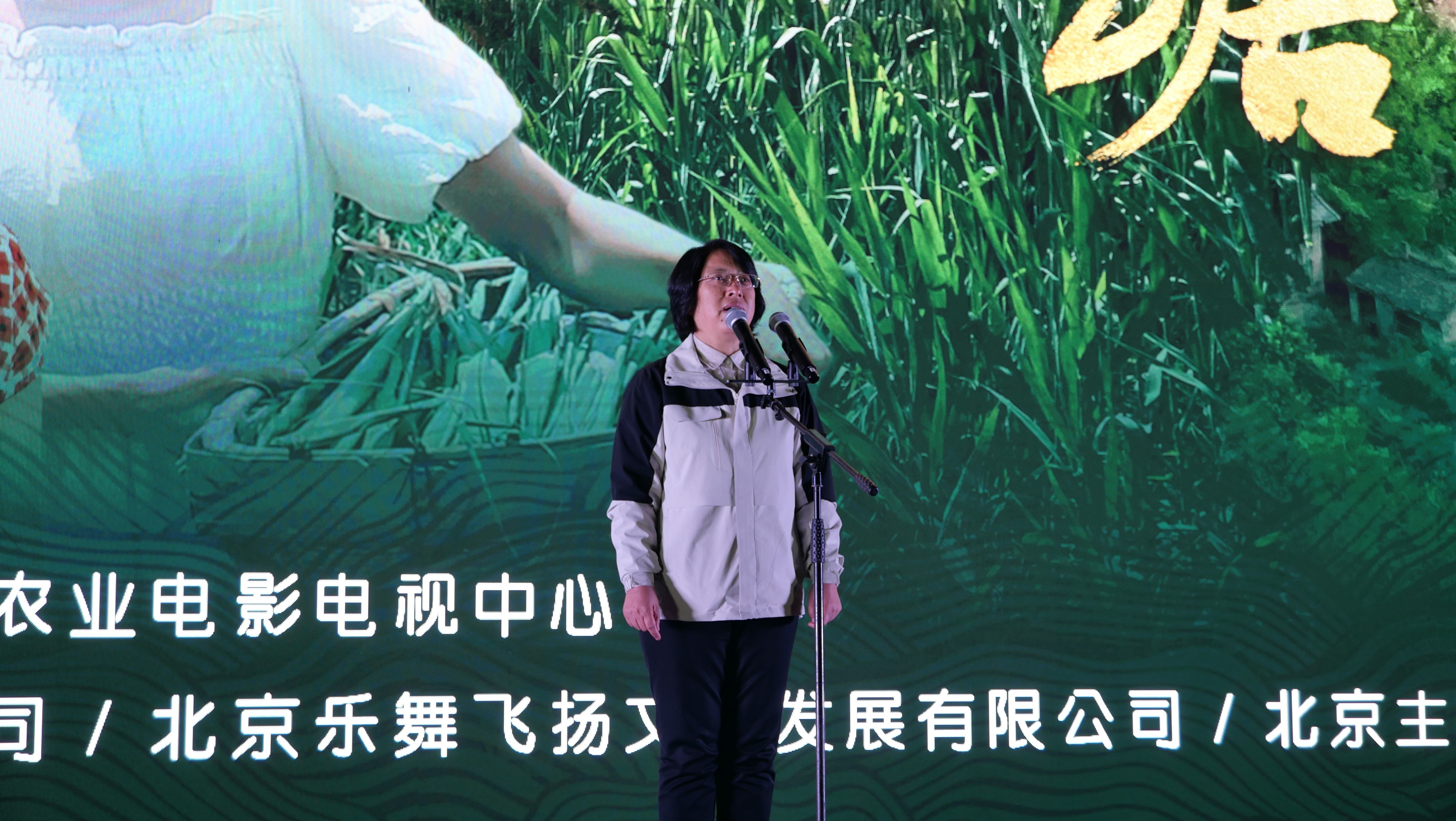 吕梁市委常委 宣传部部部长 高奇英宣布影片正式首映。王鑫 摄