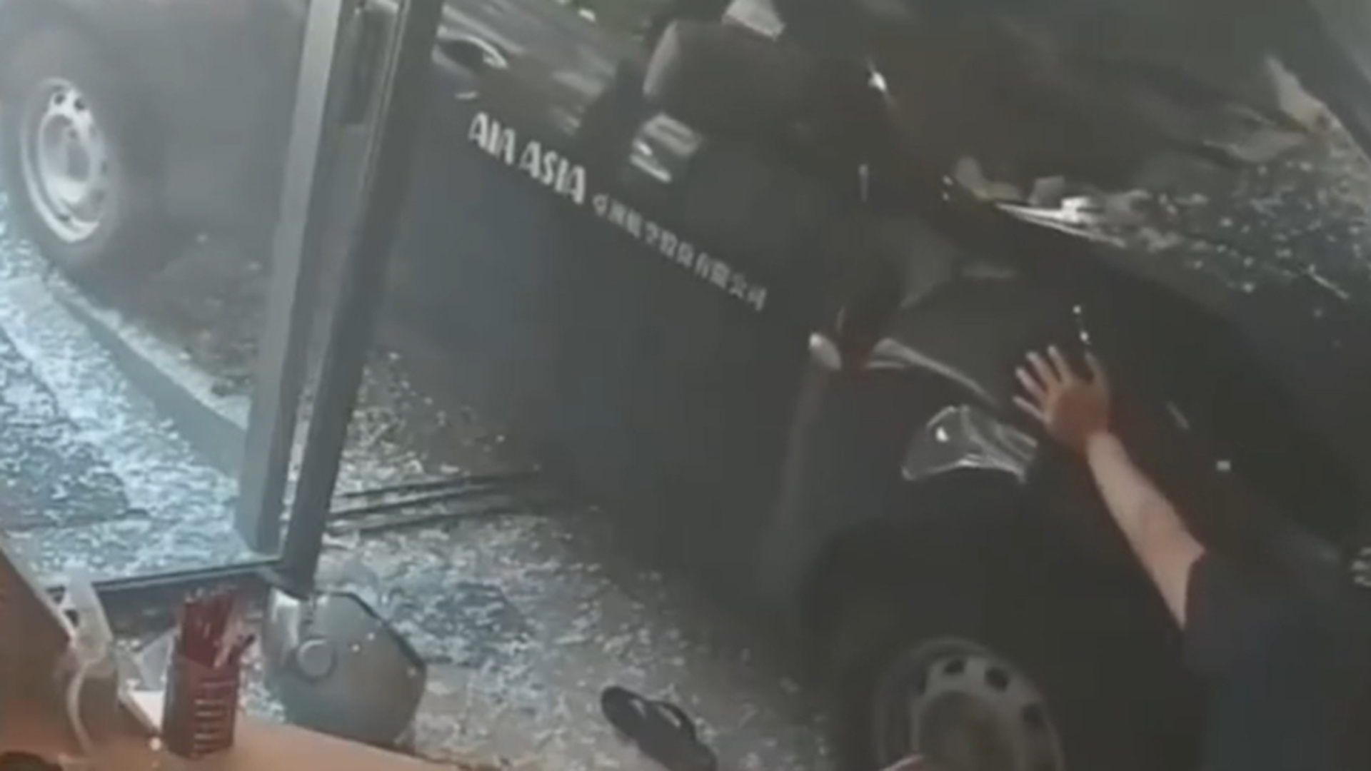 台湾一餐厅发生严重车祸，一停在路口等红灯的面包车突然加速，冲入餐厅连撞数人，现场一片狼藉