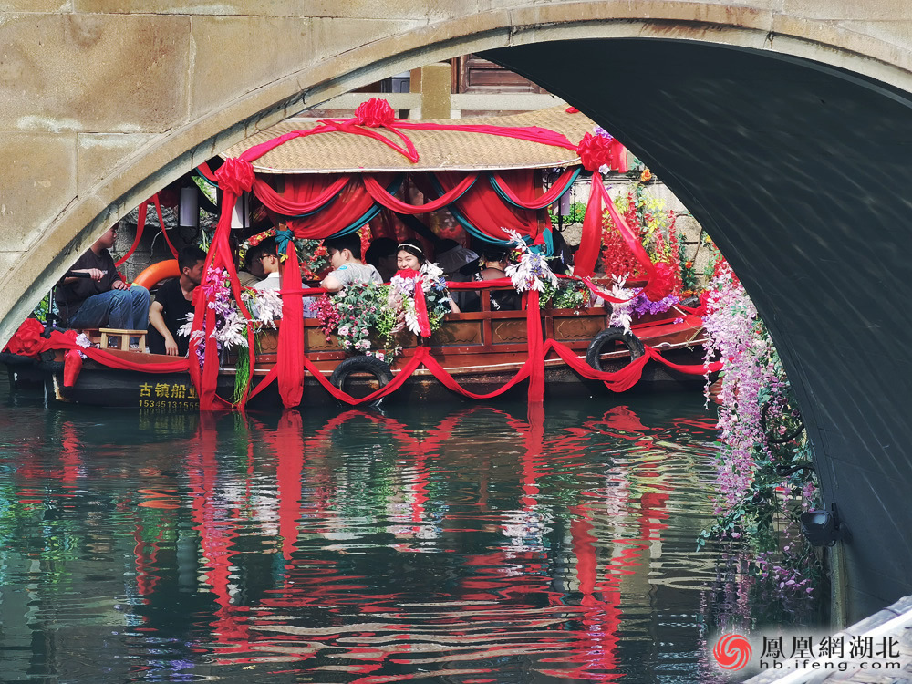 孝爱之地传承“楚韵国风” 50对新人在孝感举办中式集体婚礼