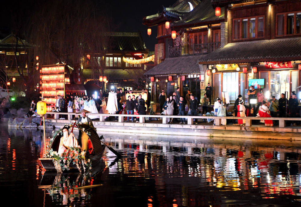 2023年2月28日，游客在洛陽洛邑古城游玩。洛邑古城精致的布景和各色表演吸引著眾多游客。