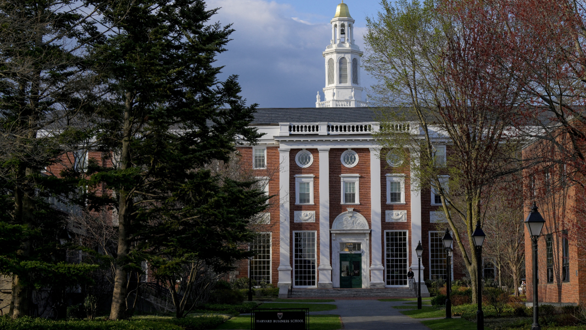 美国政府取消哈佛大学招收国际学生资质 暂不影响下周留学生毕业