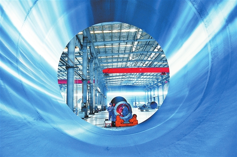 位于修武县经济技术开发区的河南多氟多智能装备有限公司工人在生产压力容器设备。刘金元 摄