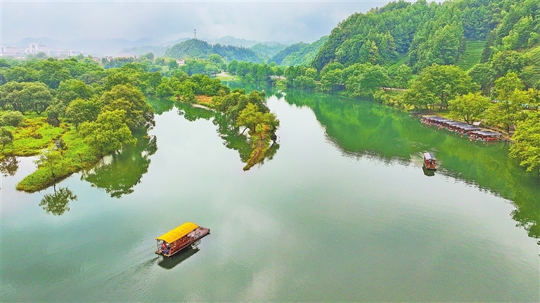 婺源：一叶轻舟入画来（图）