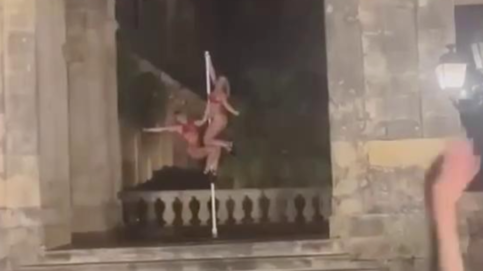 英国女聚在希腊宫殿跳钢管舞，惹众怒，“在白金汉宫也这么做吗”
