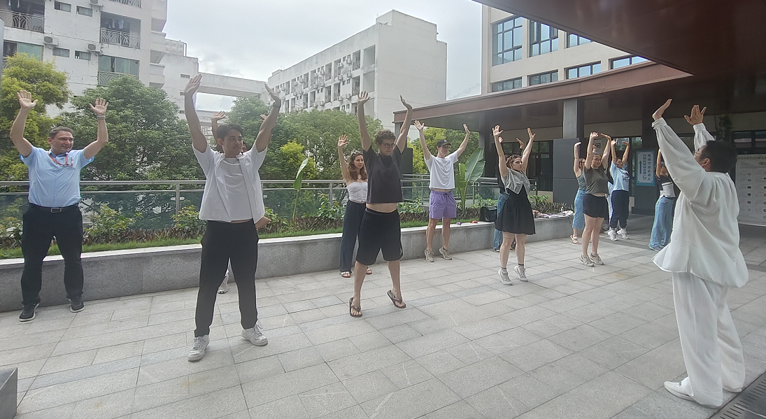 跨越文化的中医药探寻之旅——深圳技术大学外籍师生沉浸式体验中医药魅力