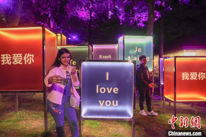 5月16日,江西庐山,外籍网络达人在庐山恋电影院附近的“爱情角”拍照。中新社记者 刘力鑫 摄