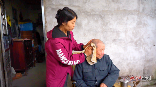 范春兰给养父擦脸