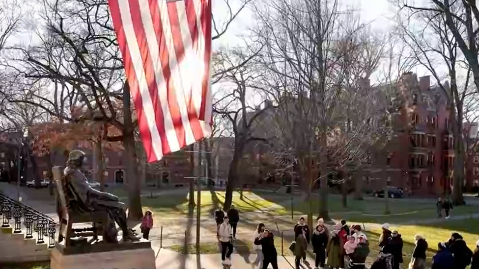 特朗普政府对哈佛大学下狠手，赖岳谦：大批美国科研人员正在外流