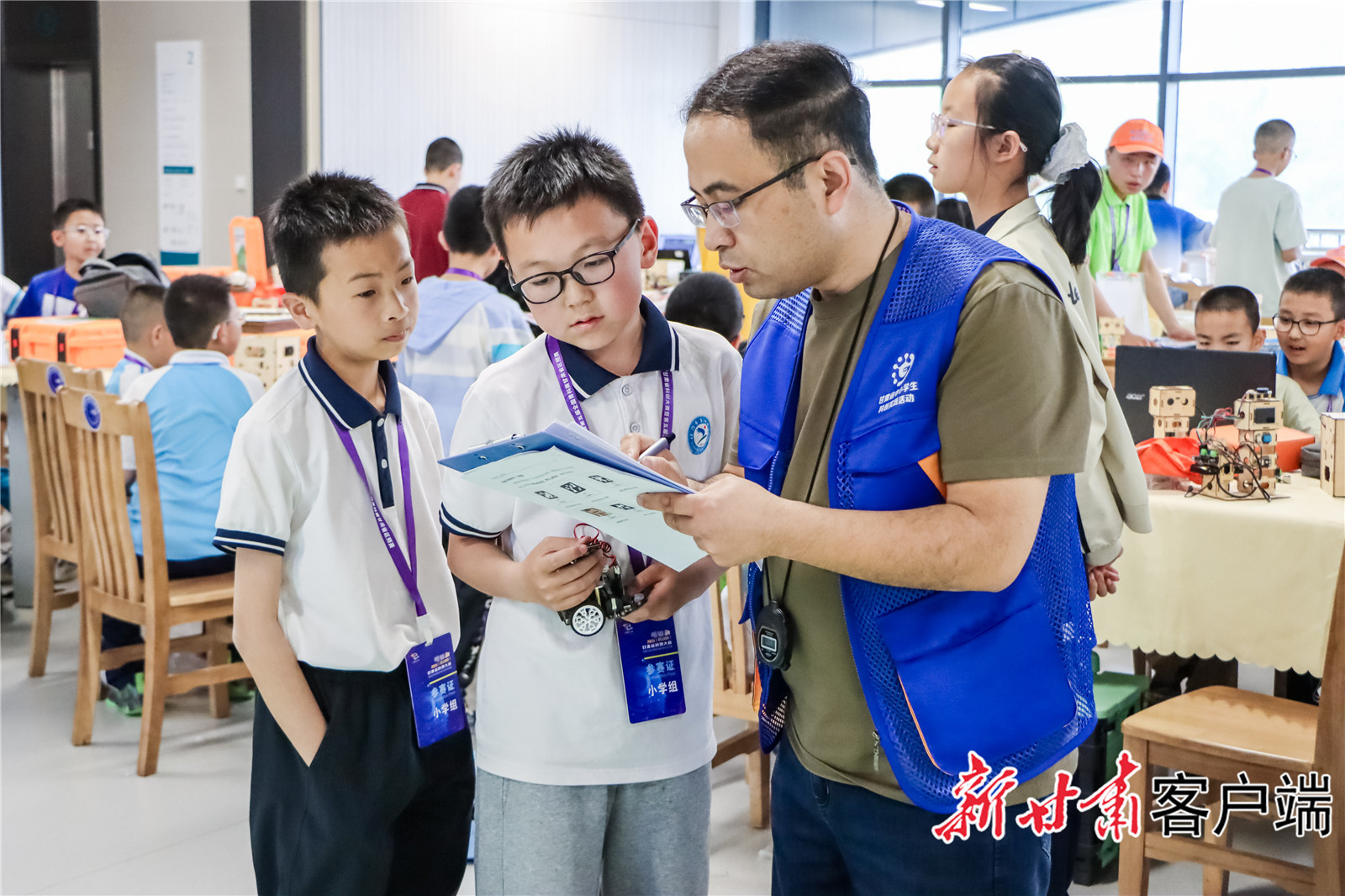 老师正在指导参赛小选手