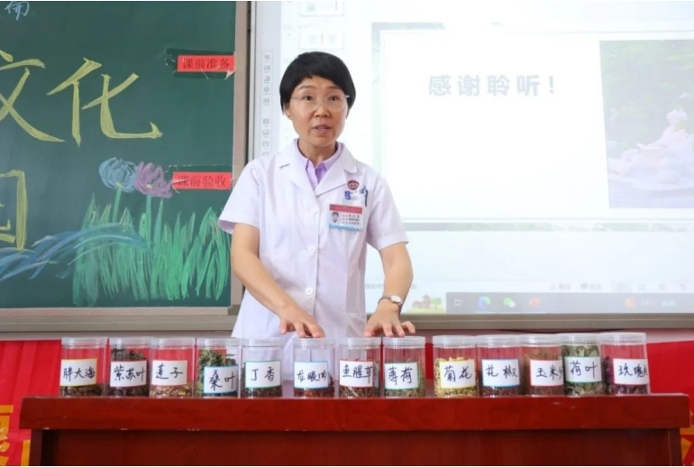 河间英华学校：教室变成“迷你杏林馆”