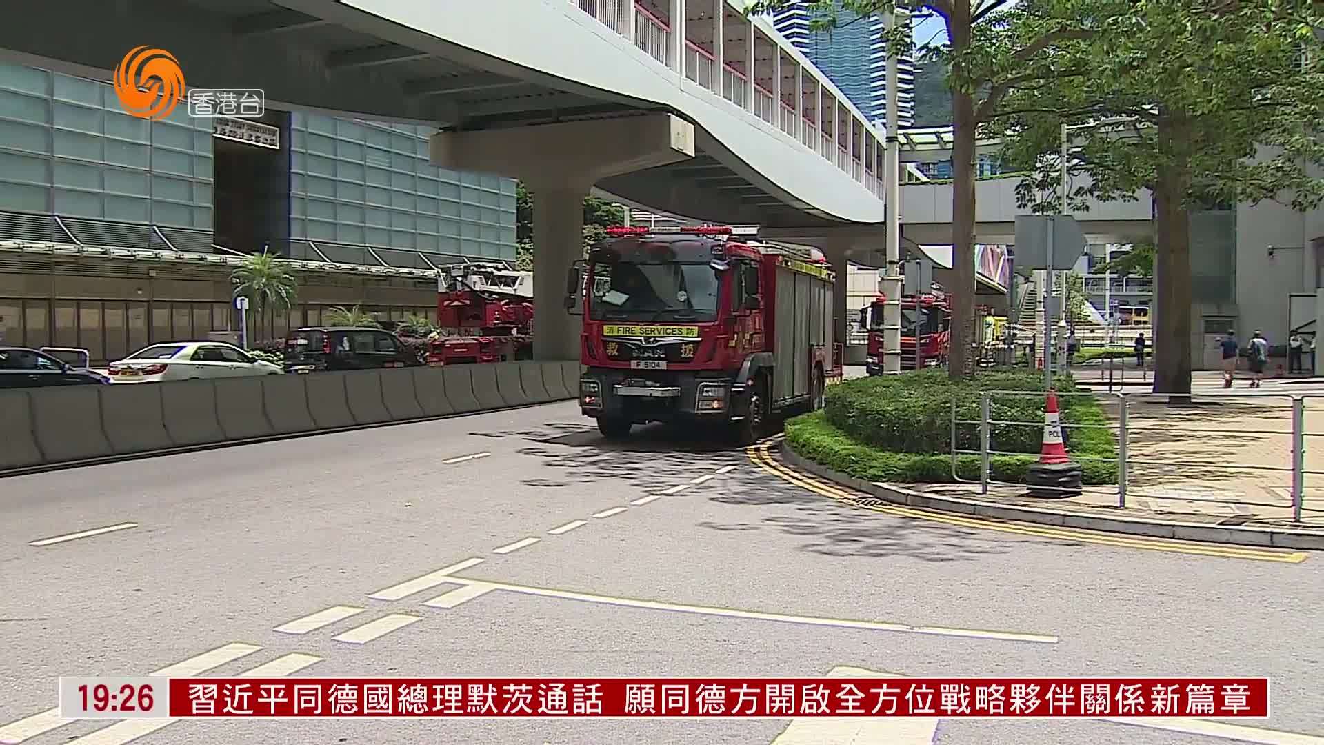 粤语报道｜香港政府总部西翼办公室有电脑屏幕着火