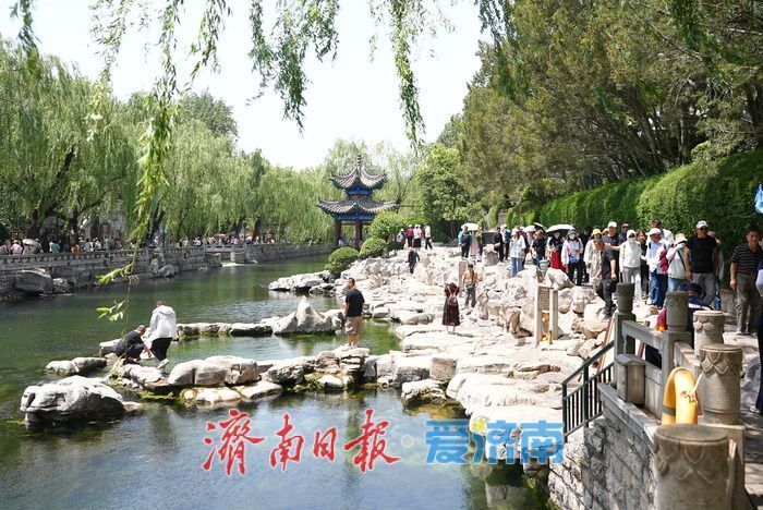 烈日炙烤 護城河畔成為“避暑秘境”