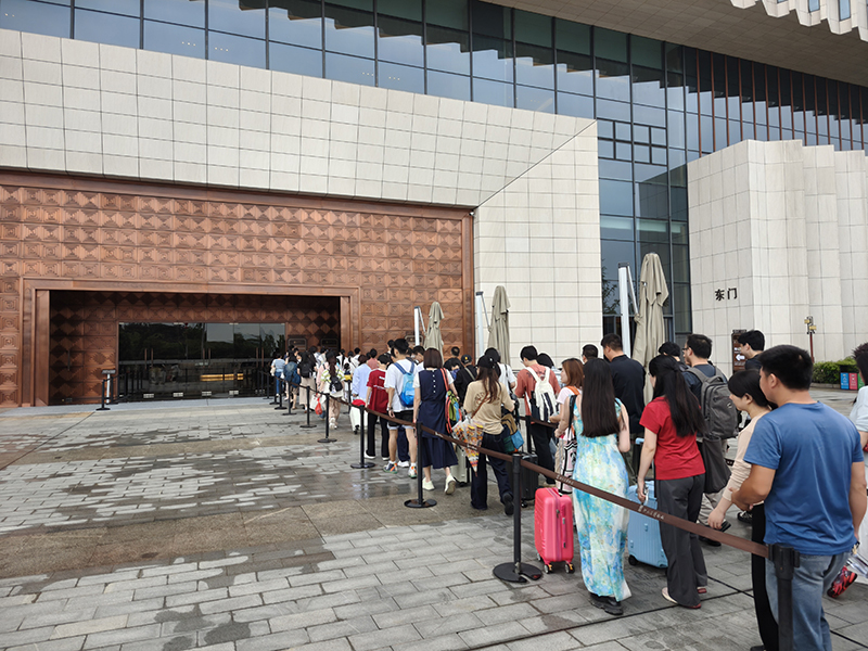 国际博物馆日当天，众多游客等待开馆。