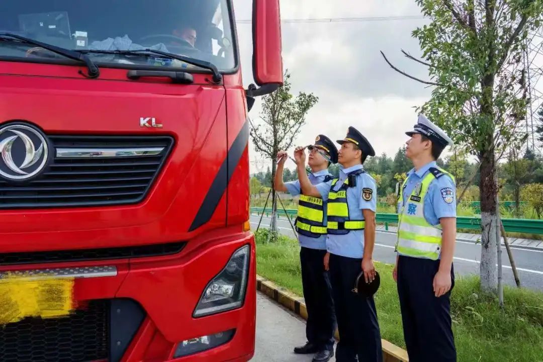 江西开展“百吨王”货运车辆专项整治行动 持续至今年10月