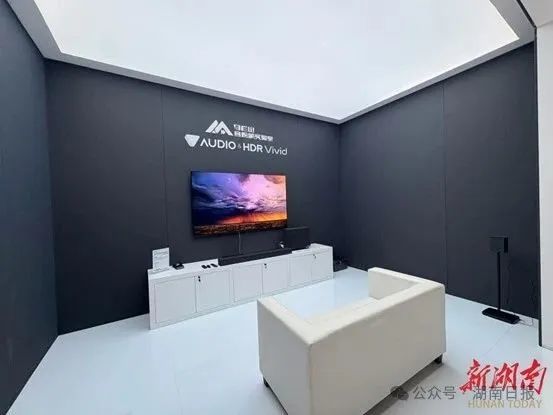 马栏山音视频实验室研发的菁彩声无线音箱支持用户根据房间结构自由布局和配置音箱数量,结合空间声场校准算法,还原沉浸影院式7.1.4菁彩声空间声音效。