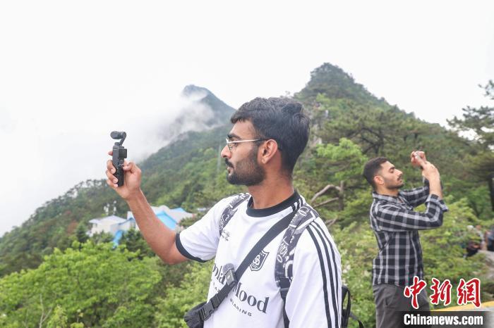 多国“洋网红”登上江西庐山 感受自然与人文之美