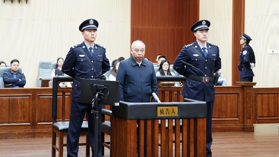 受贿数额特别巨大，国家烟草专卖局原局长凌成兴被判16年