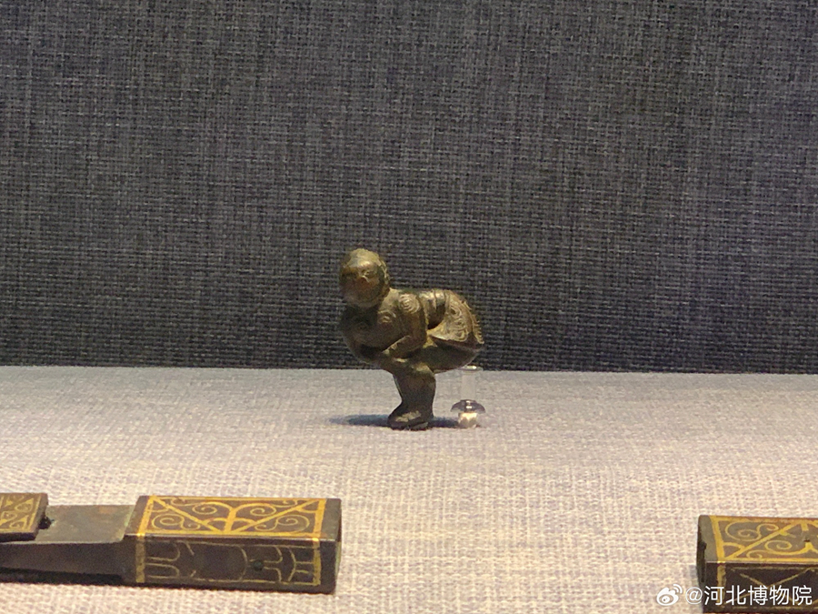 胡服俑铜器足　图片来源：河北博物院微博