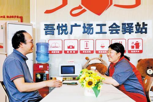5月17日，在路北区吾悦广场工会驿站内，快递员正在休息。 本报记者 师 源摄