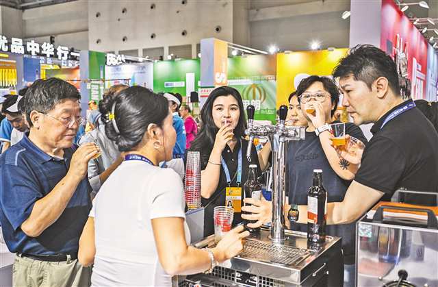 ▲观众在品尝捷克啤酒。