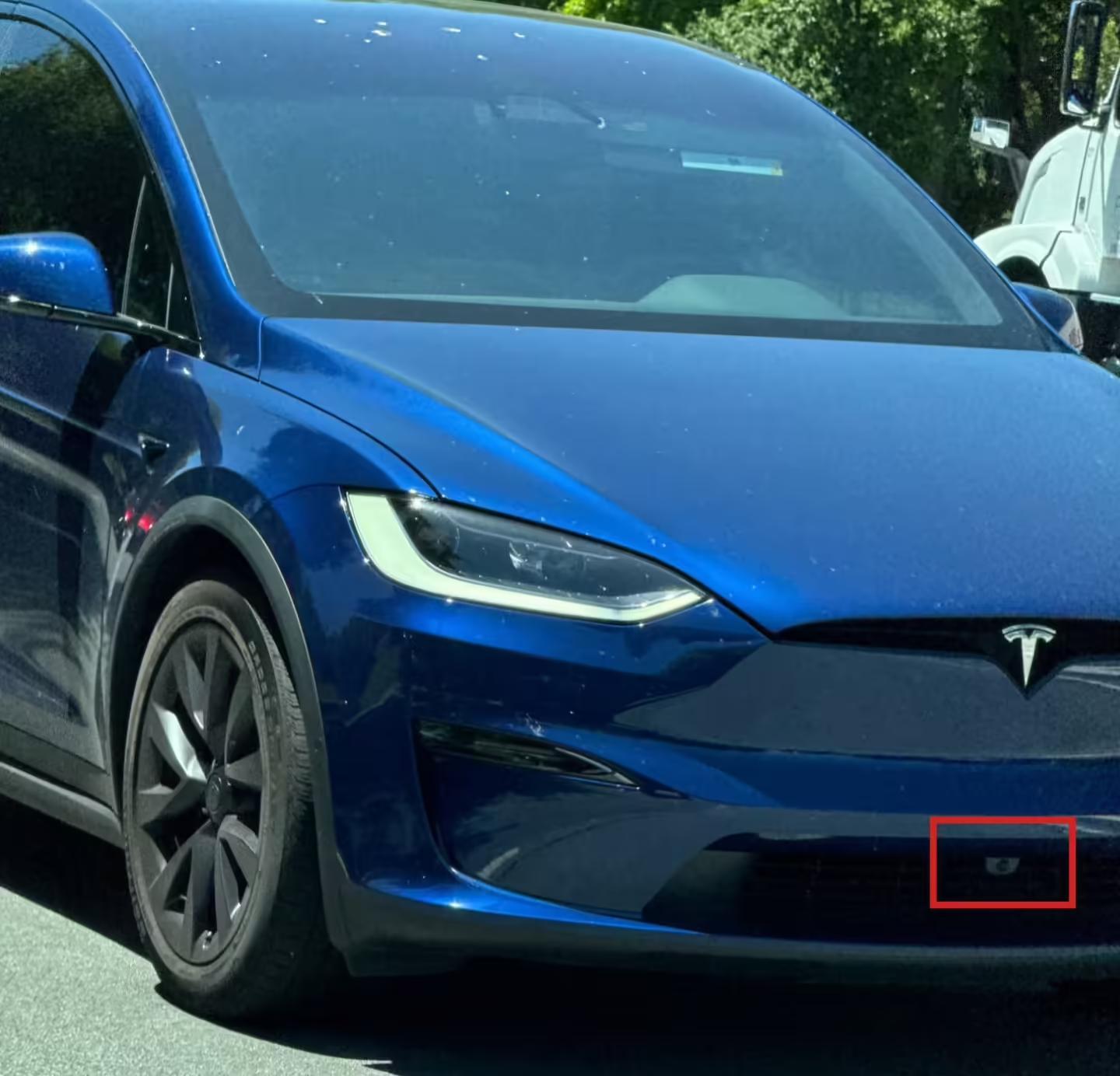 2026款特斯拉Model X谍照曝光:新增焕新Y同款前保险杠摄像头、全新灰蓝色车漆