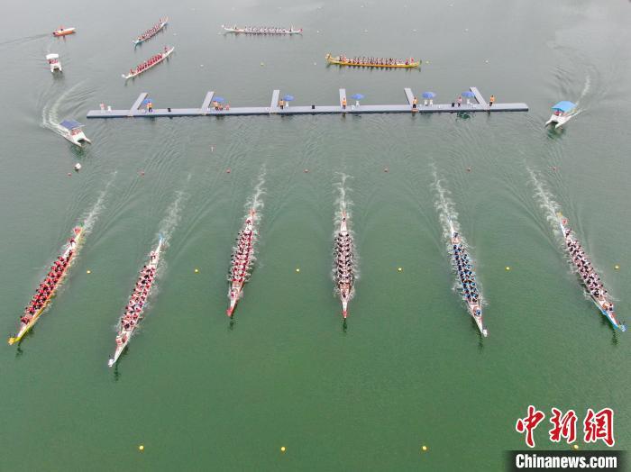 图为200米直道赛现场，参赛龙舟如离弦之箭一般冲出起点，开始竞速。(无人机照片)中新社记者 刘力鑫 摄