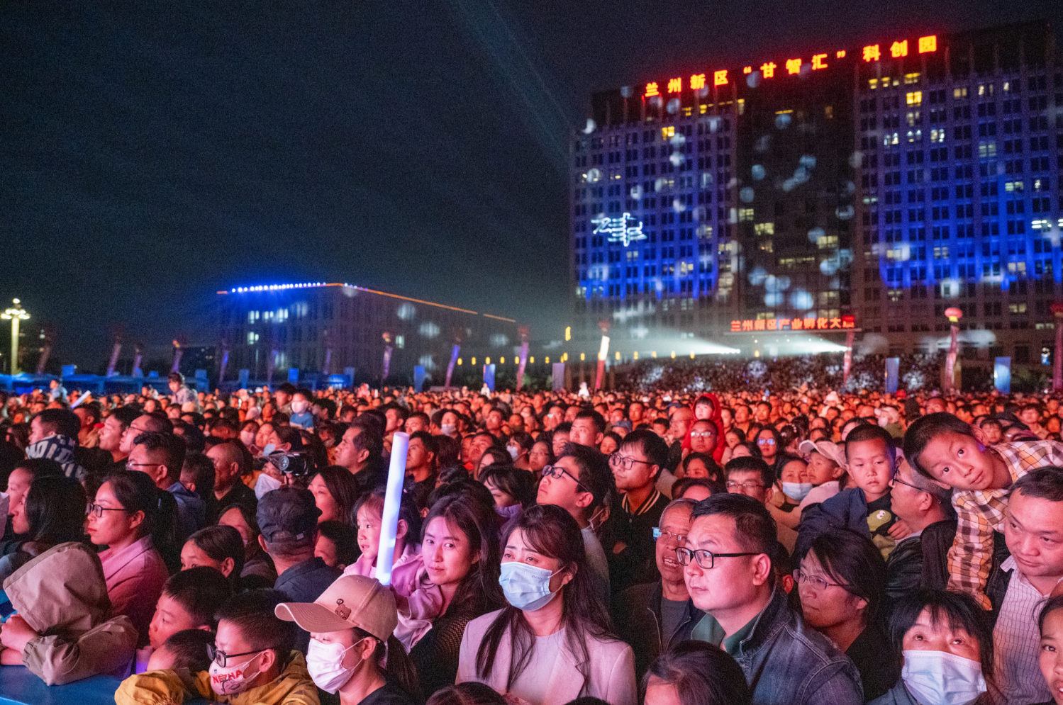 机器狗醒狮无人机霸屏夜空 科技盛宴燃爆兰州新区