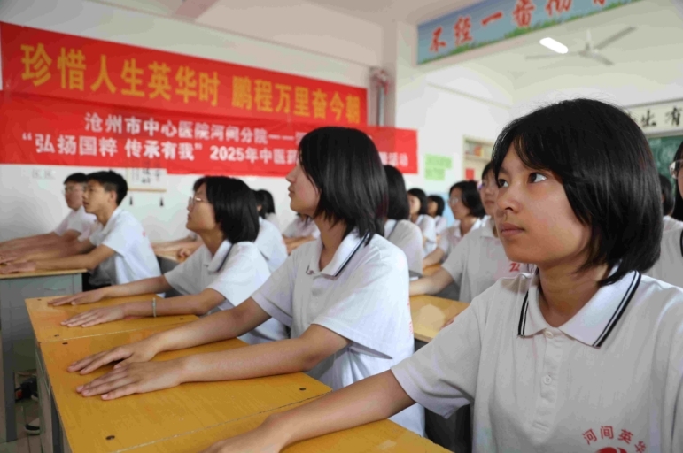 ◆学生们听得很认真。