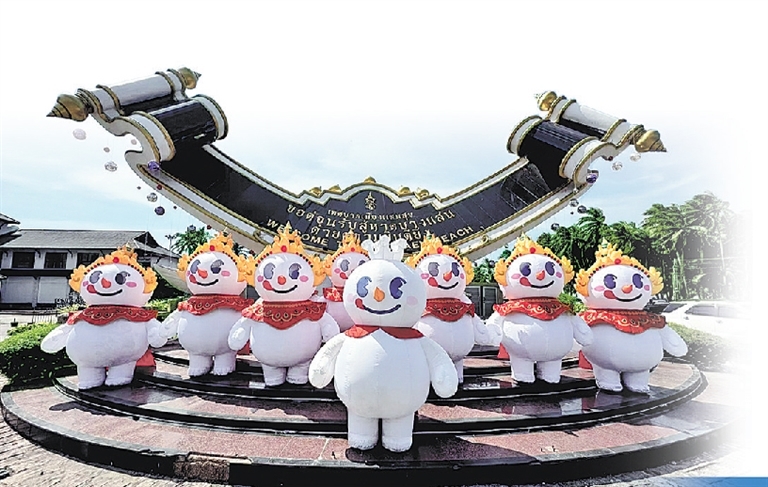 蜜雪冰城“雪王”形象融入泰国当地特色，并在当地展开巡游。 受访者供图