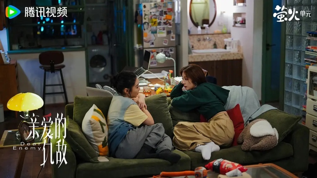 女性角色既互相比较也互相依赖，是“闺蜜”也是“敌蜜”。