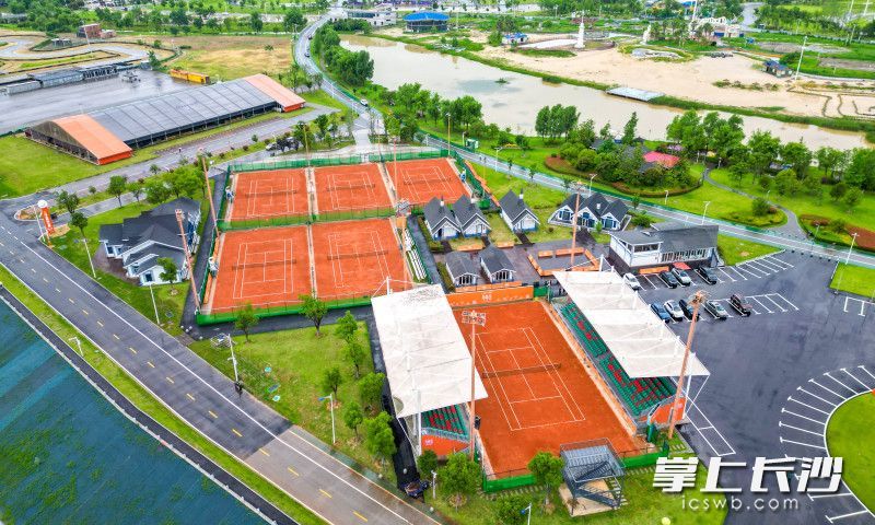 红土网球场是各大网球赛事举办地。