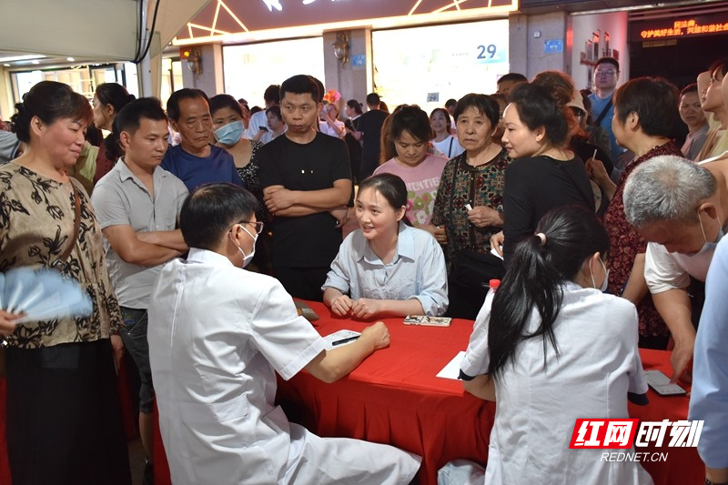 常德市第一人民医院中医专家现场为市民义诊。