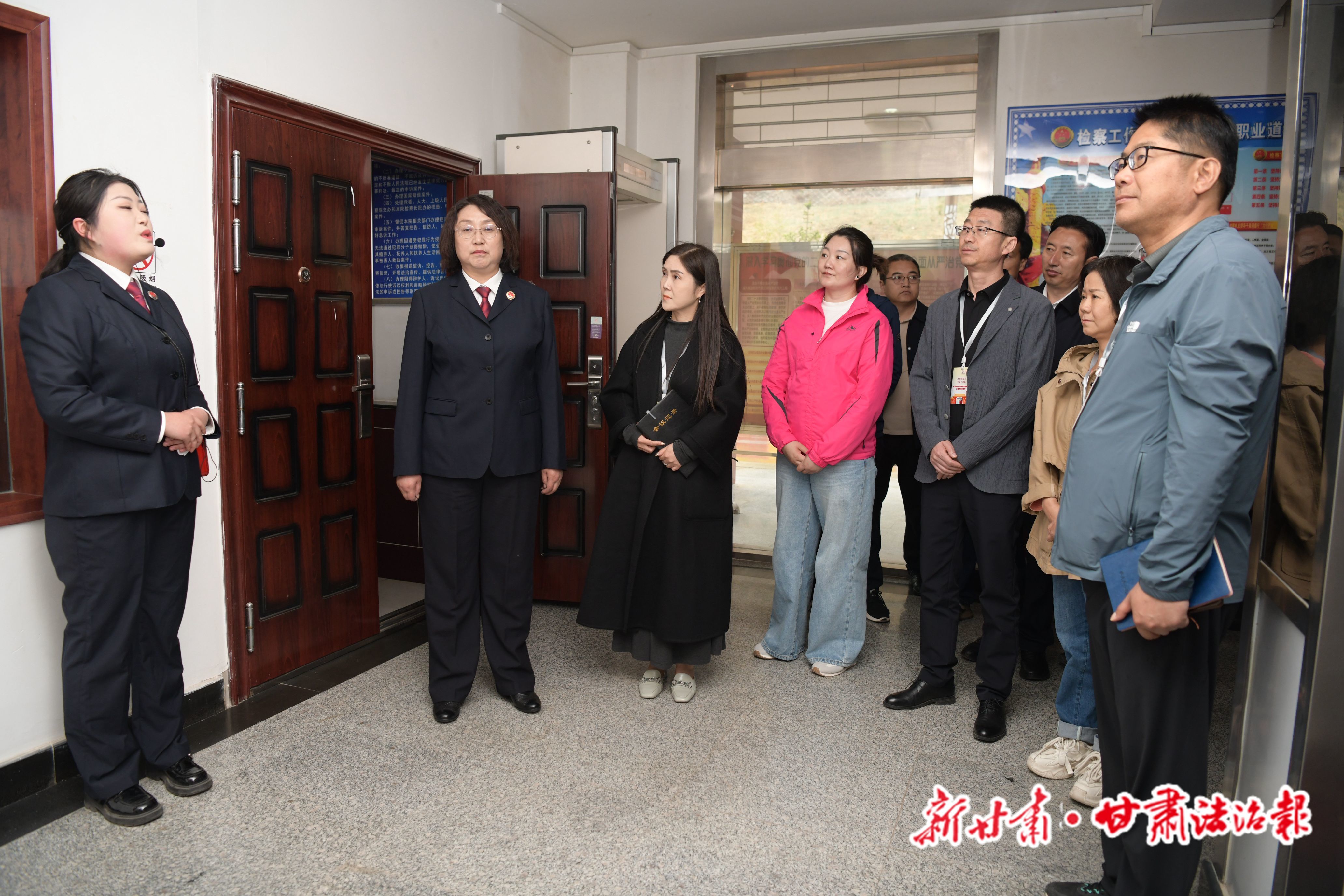 5月21日,“法润石榴花 幸福千万家——第三届铸牢中华民族共同体意识的创稳实践主题宣传活动”采访团走进夏河县人民检察院集中采访。新甘肃·甘肃法治报记者 王辉 摄