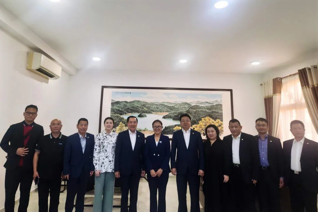 亚经协代表团与中国驻阿联酋大使馆官员交流合影
