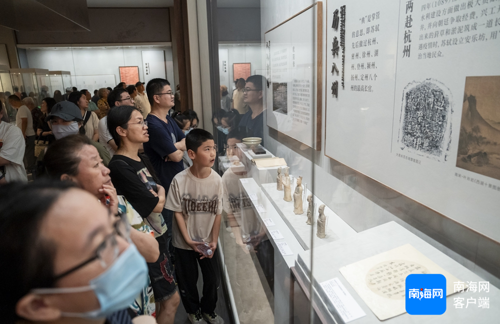 “千古风流 不老东坡——苏轼主题文物展”深受市民、游客欢迎。记者 李昊 摄