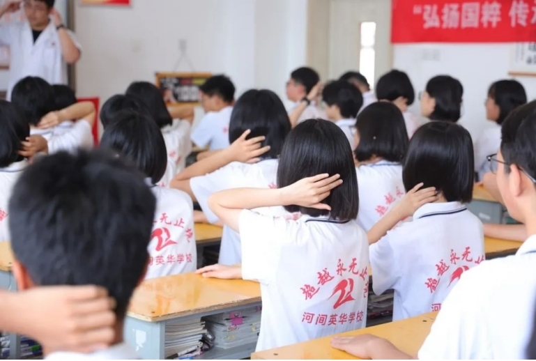 河间英华学校：教室变成“迷你杏林馆”