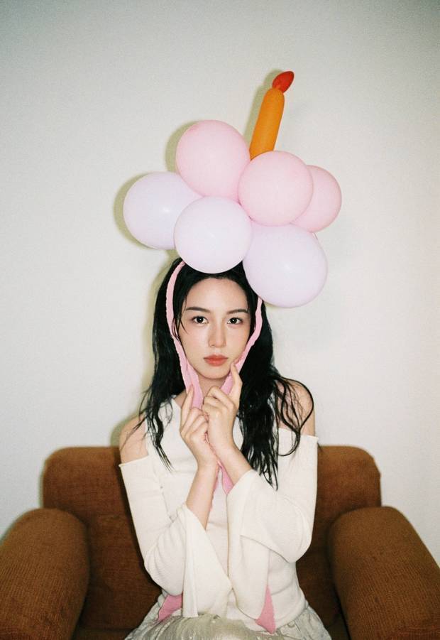 搜狐娱乐讯 5月20日,周也一组美照释出,今天是她的生日,照片中她穿着白色露肩上衣青春活力,头顶戴着气球可爱灵动。
