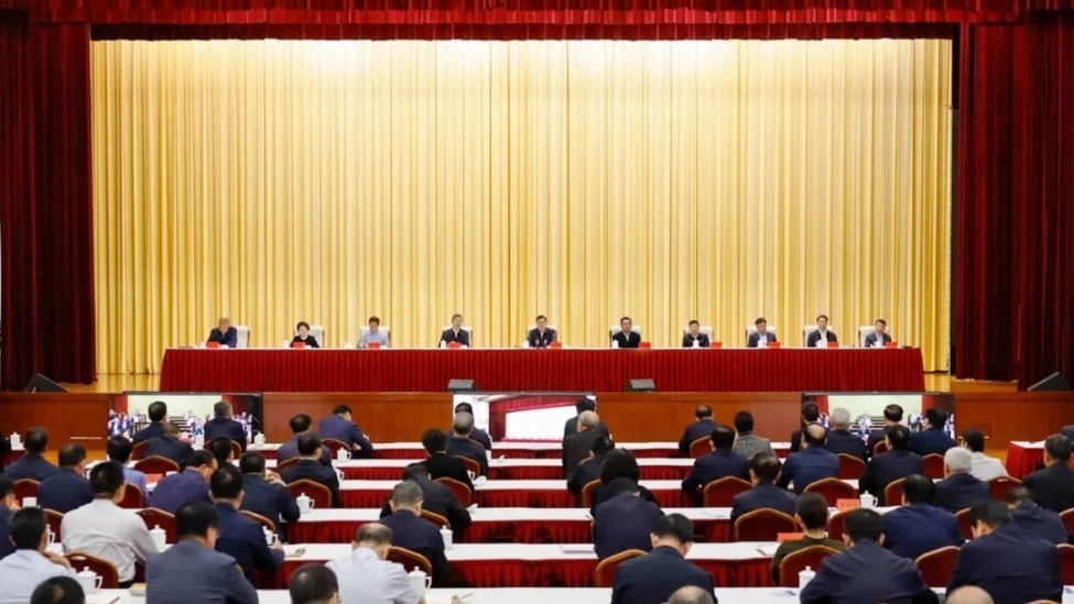 省委书记、省长和离退休老同志等，集体观看警示教育片