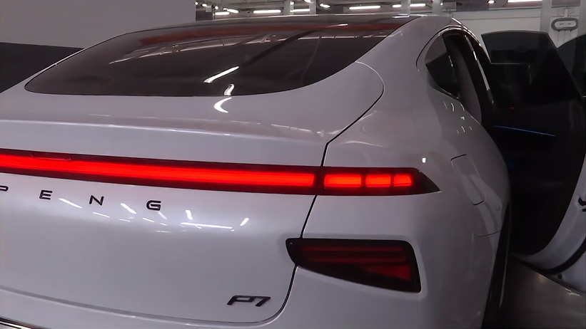 从维修成本角度看小鹏P7与传统汽车尾灯设计的差异