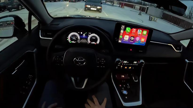 全新丰田RAV4内饰升级，配备最新信息娱乐系统与混合动力
