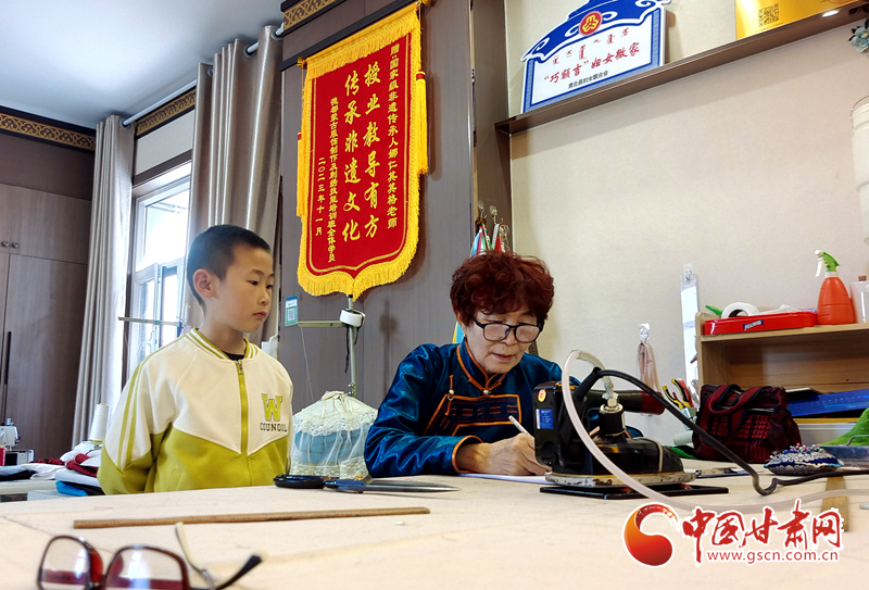 娜仁其其格正在为小朋友制作传统肃北蒙古族服饰