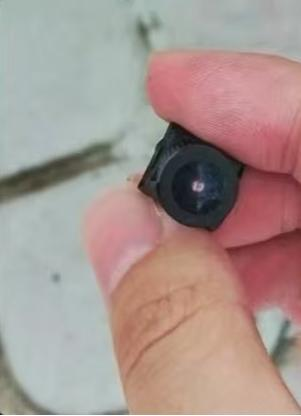 宜春学院教学楼女厕内被发现安装有针孔摄像头。图/社交平台截图