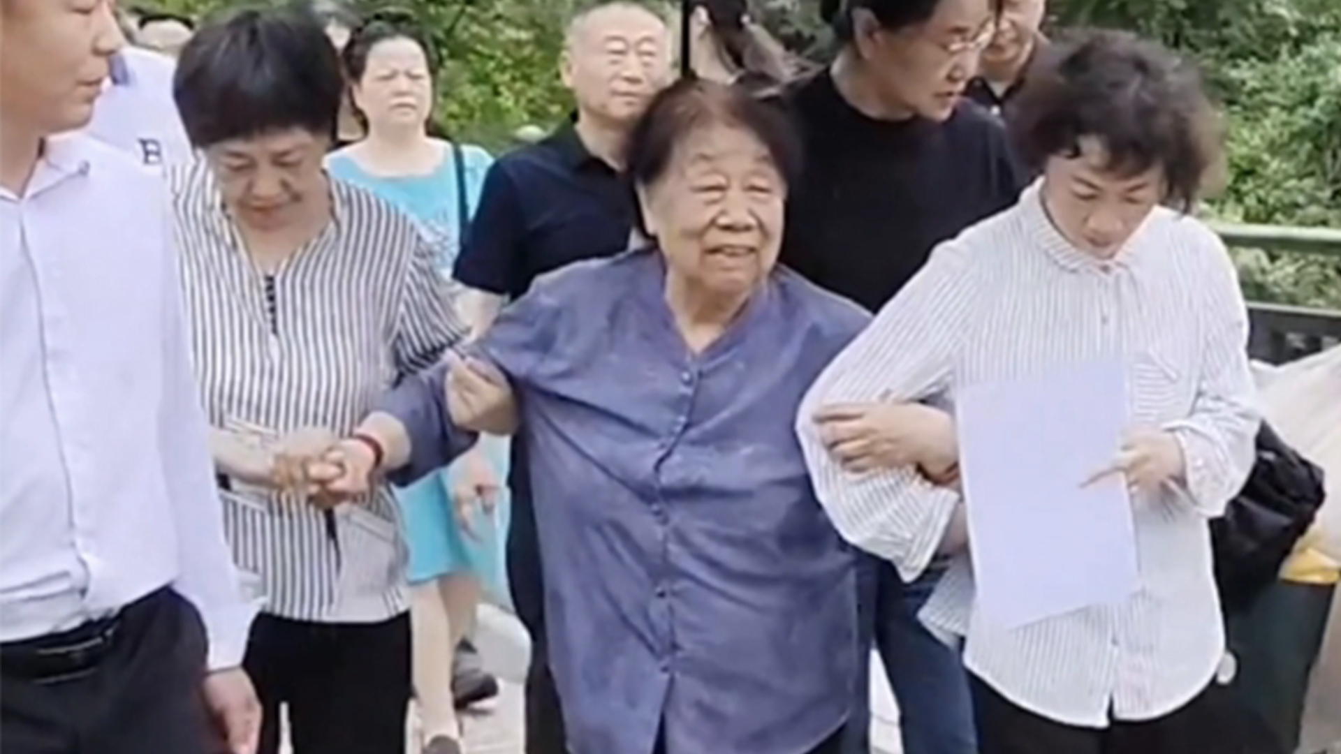 袁隆平院士逝世四周年纪念日，袁隆平夫人步履蹒跚前往陵园祭扫