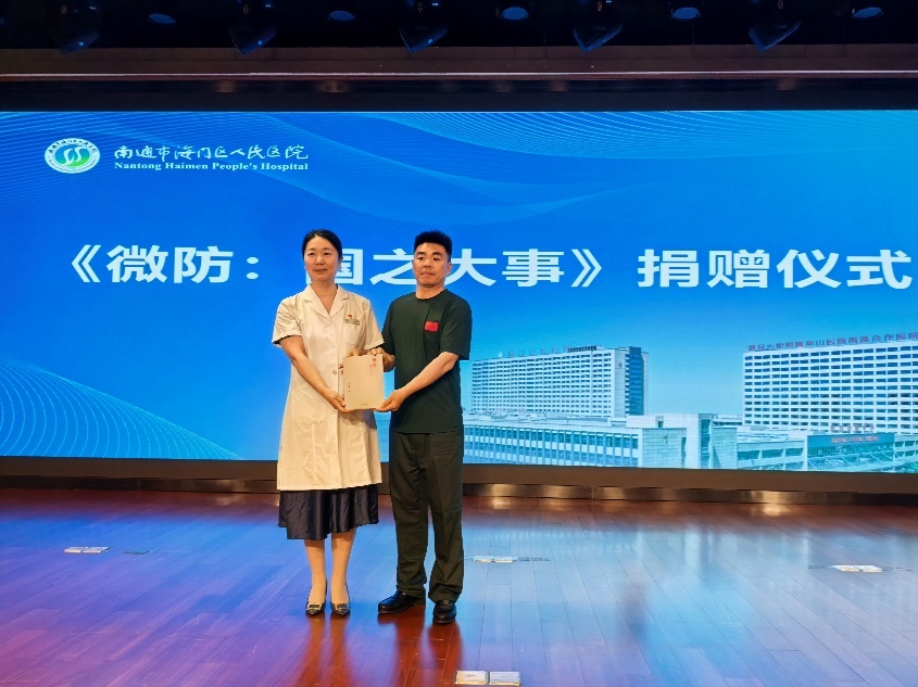 陈朋祥（右）赠书时与江琳书记合影