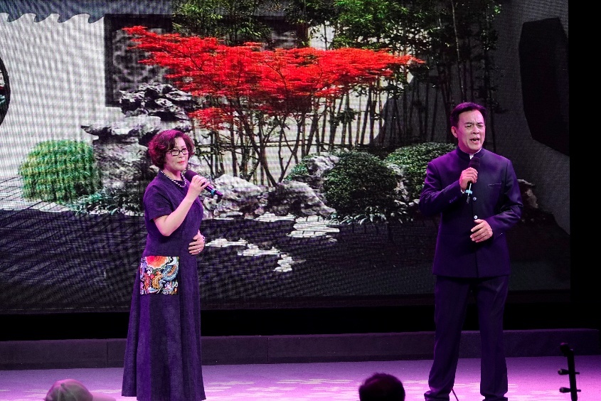 方佩华（左）与王利民合作演唱《家&middot;别梅》