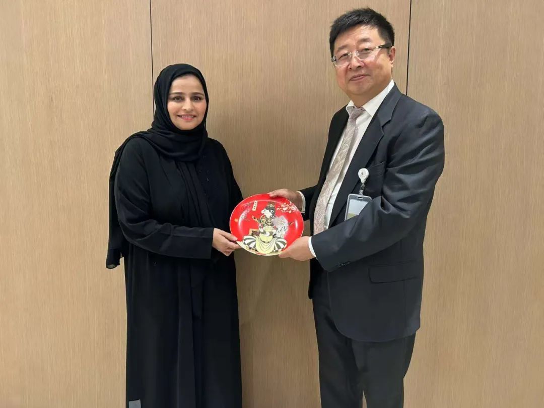 郑海发常务副会长向阿联酋卫生部副部长H.E. Dr. Fayeza 赠送礼品