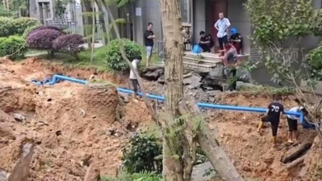 福州一小区地面塌陷出现巨坑，物业：不影响房屋主体